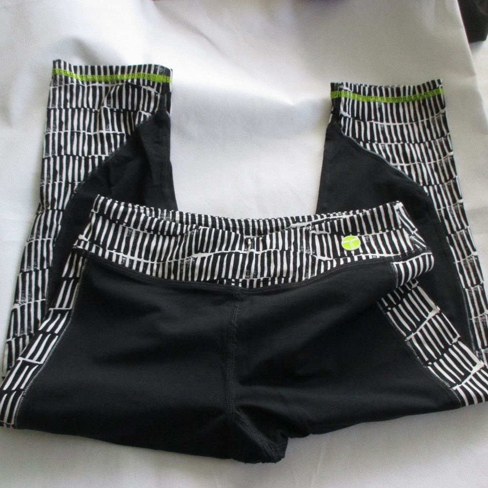 Trina Turk stretch Capri - Size S -  Black & White - Excellent Condition - Cute!